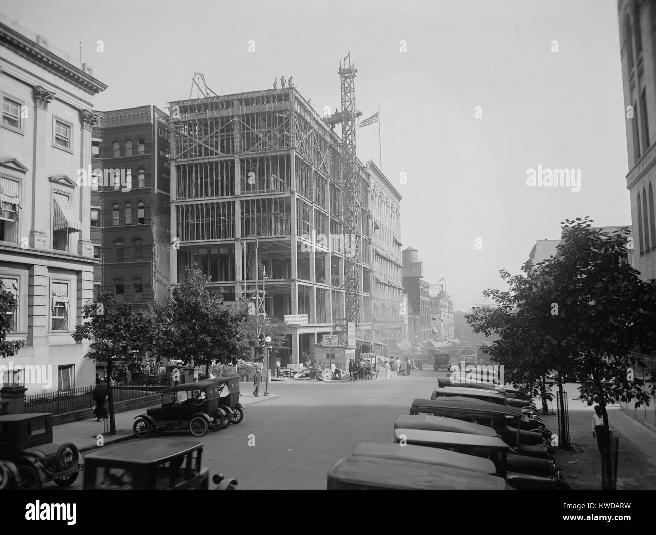 Lansburgh Brüder Kaufhaus Gebäude im Bau C. 1915. Das sechsstöckige Raster Rahmen wurde aus Stahlbeton an der Ecke 8th und 'E' Straßen, Washington, D.C. (BSLOC 2016 10 44) Stockfoto