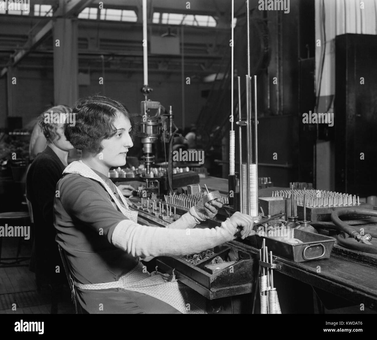 Junge Frau am Atwater Kent Werk in North Philadelphia arbeiten, C. 1928-29. Der größte Hersteller von Radios in den USA über 12.000 in den 1920er beschäftigt s (BSLOC_2016_10_51) Stockfoto