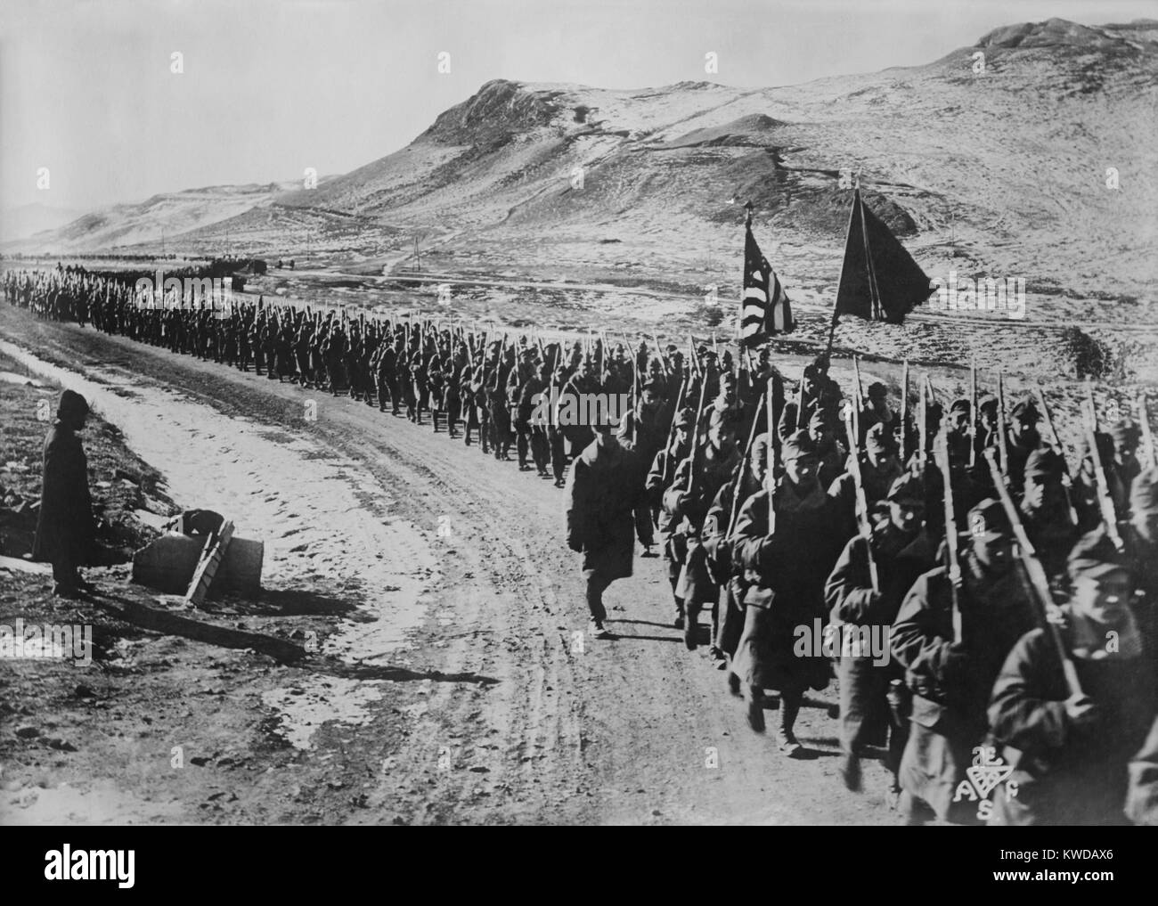 American Expeditionary Force Sibirien, 31 Infanterie, im März in fernöstlichen Russland, 1918-20. Sie waren im Inland gesendet, die zum Schutz der Transsibirischen Eisenbahn von sowohl von der Rot- und Weißweine während der Russischen Revolution und des Bürgerkriegs (BSLOC 2016 10 93) Stockfoto