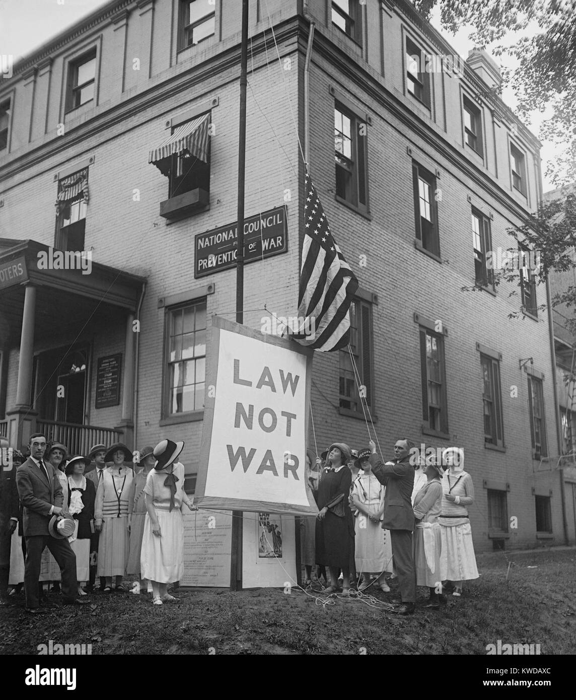 Heben Sie das GESETZ NICHT KRIEG Banner über dem HQ der Rat für die Begrenzung der Rüstung. Juli 23, 1923. Der Rat teilte ein Gebäude mit der Nationalen Liga der weiblichen Wähler in Washington, D.C. (BSLOC 2016 10 99) Stockfoto