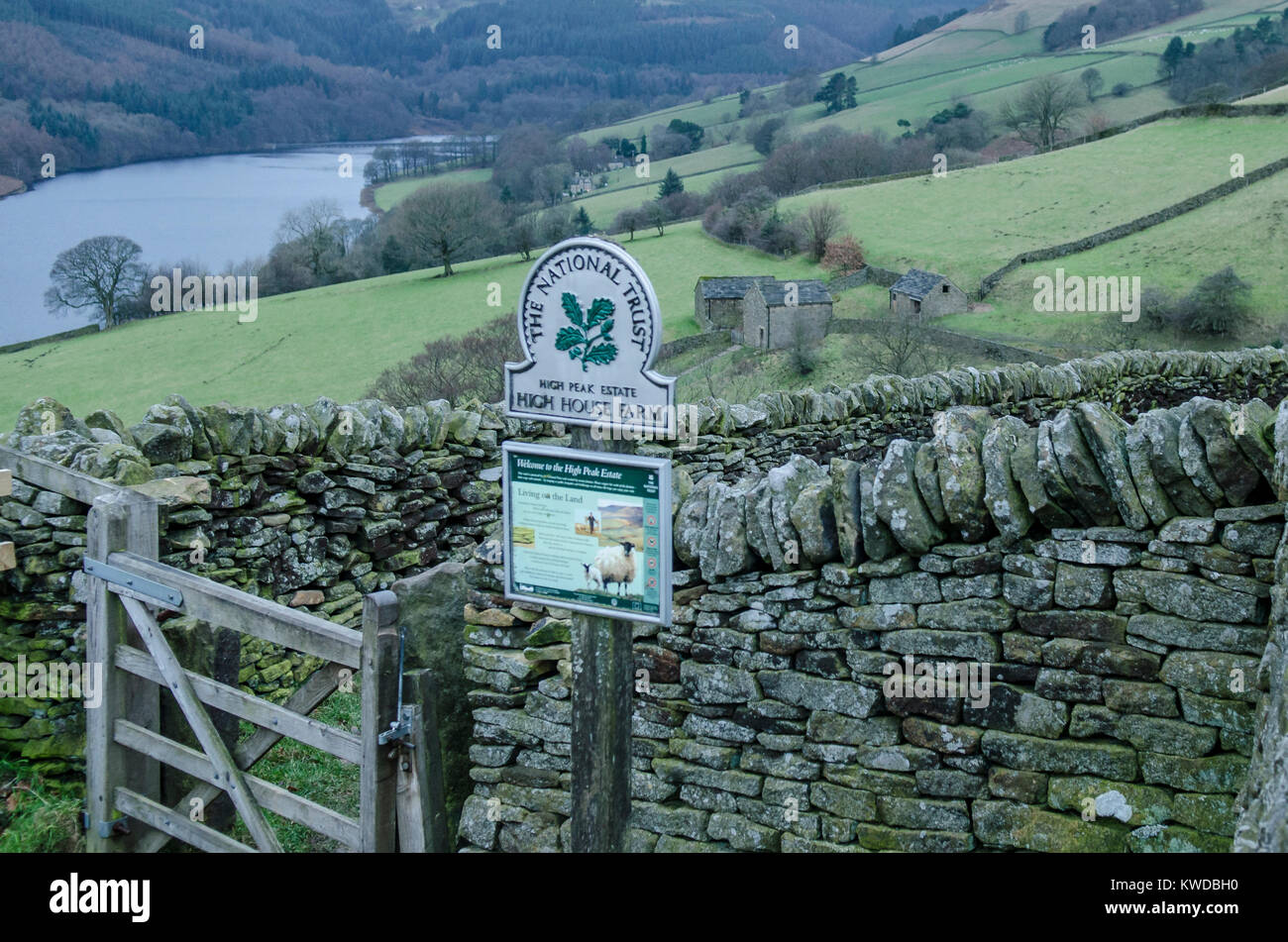 Peak District National Park Szene mit National Trust sign und Trockenmauer Stockfoto