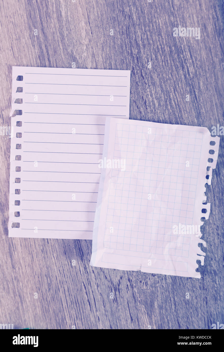 Zerrissene Blätter im Notebook auf dem Tisch Stockfoto