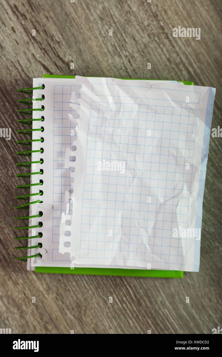 Zerrissenes Blatt auf Notebook Stockfoto