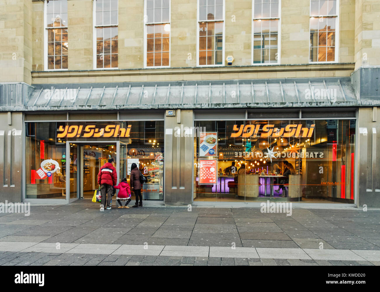 Yo! Sushi Restaurant auf der Grainger Street, Newcastle upon Tyne, Großbritannien Stockfoto