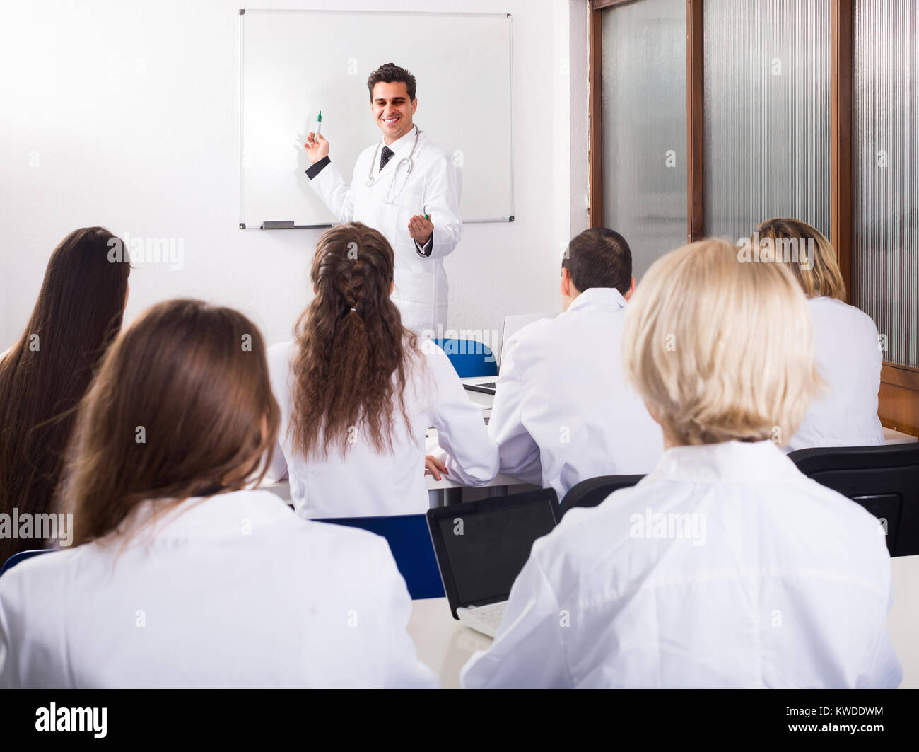Nach Pflegepersonal während der Ausbildung in der medizinischen Schule Stockfoto