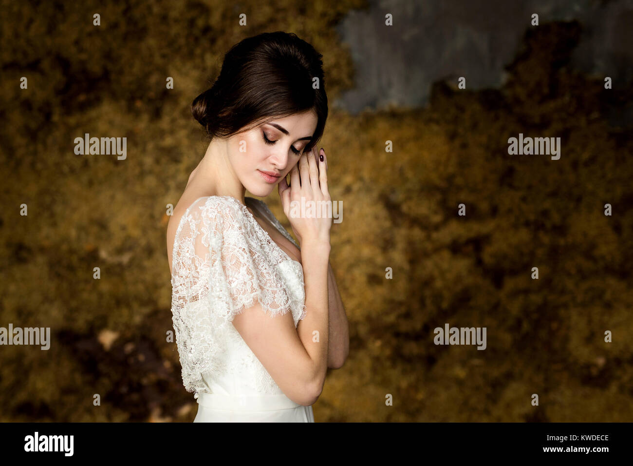 Portrait von Schönheit Braut im weißen Kleid.'s Braut Gebühren. Stockfoto