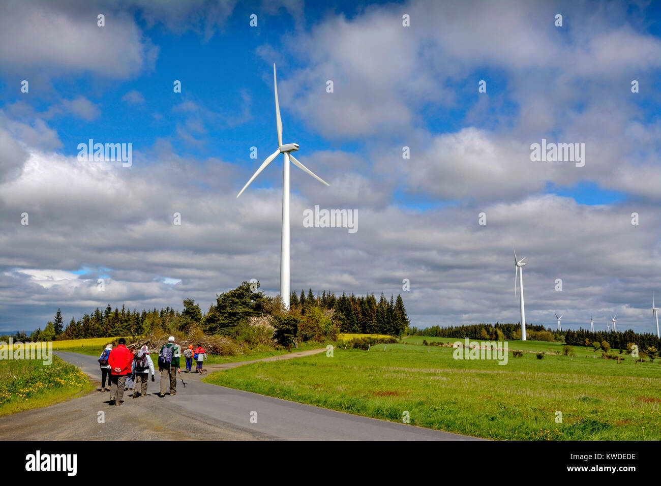 Windkraftanlage auf der Hochebene von Ally-Mercoeur, Haute Loire, Auvergne, Frankreich Stockfoto
