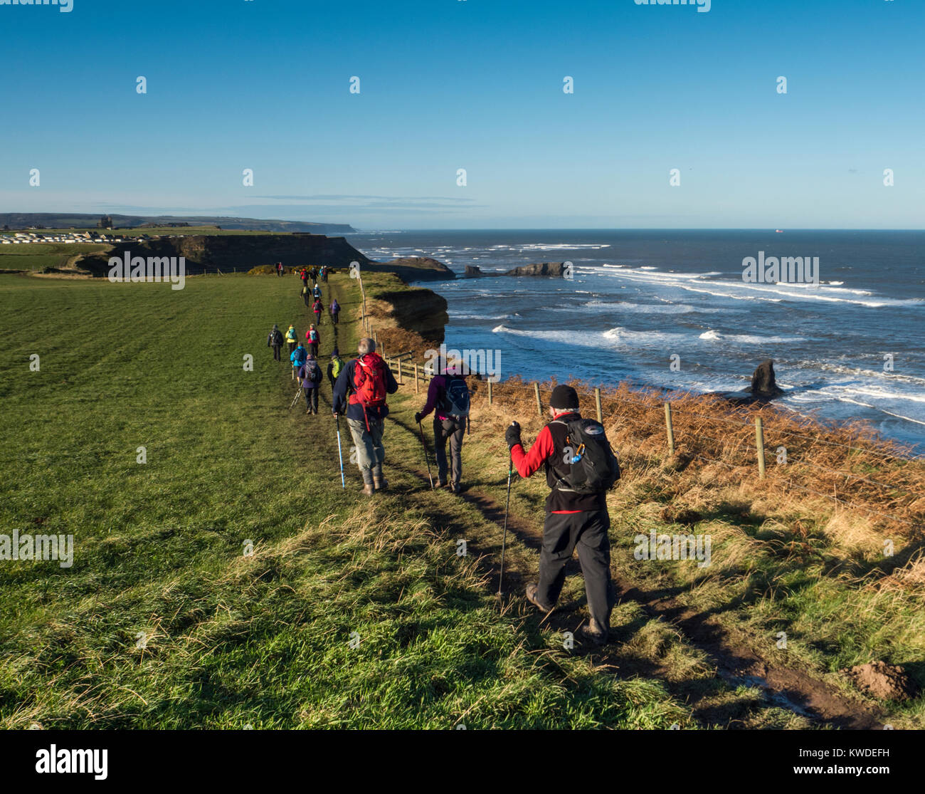 Waling Gruppe nähern Saltwick Bucht auf der Cleveland Weg Stockfoto