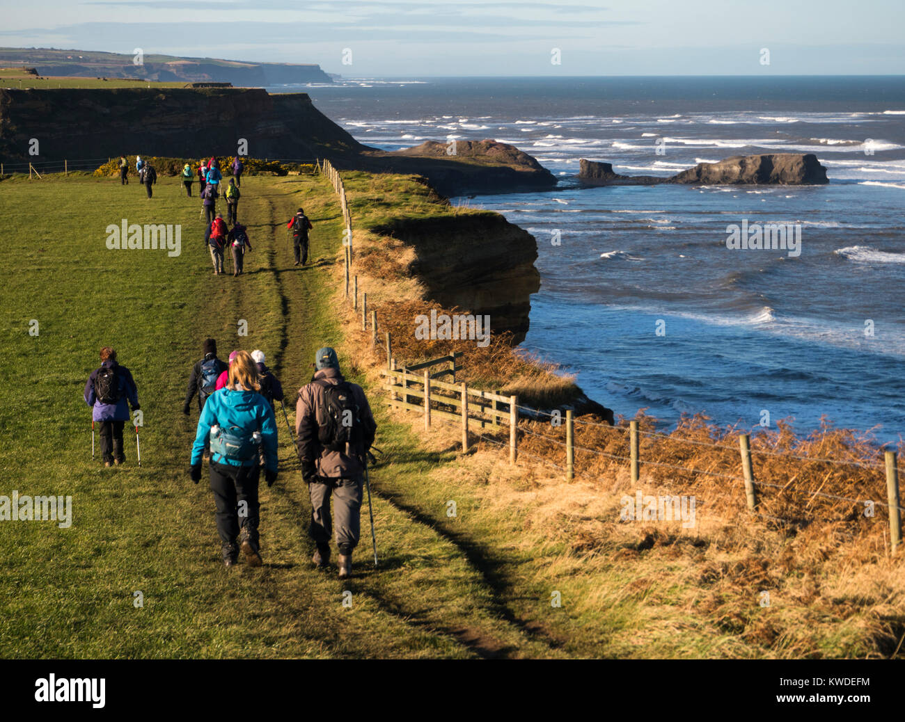 Walking Gruppe nähern Saltwick Bucht auf der Cleveland Weg Stockfoto
