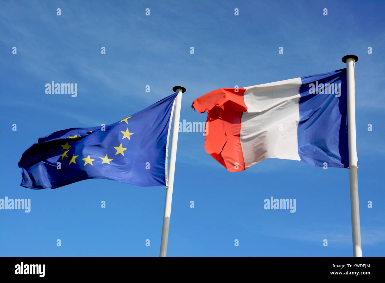 Die europäischen und französischen flaf Fliegen am Fahnenmast Stockfoto