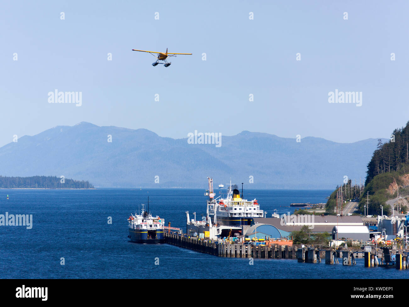 Das Flugzeug über dem kleinen Hafen in Ketchikan Stadt fliegen (Alaska). Stockfoto