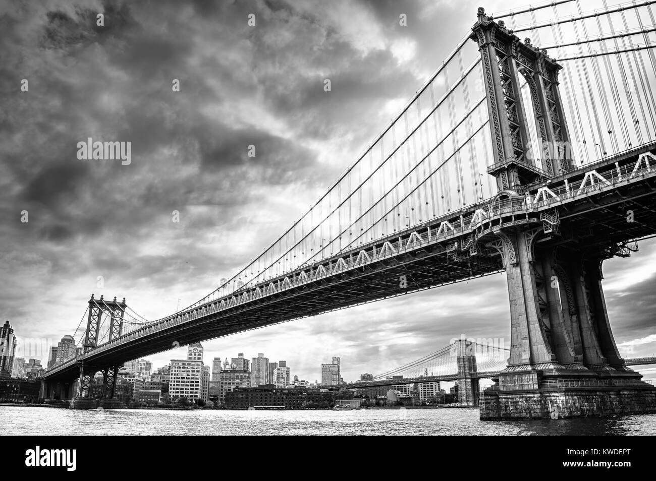 Anzeigen von zwei Brücken auf dem East River - Schwarz und Weiß HDR-Bild. Stockfoto