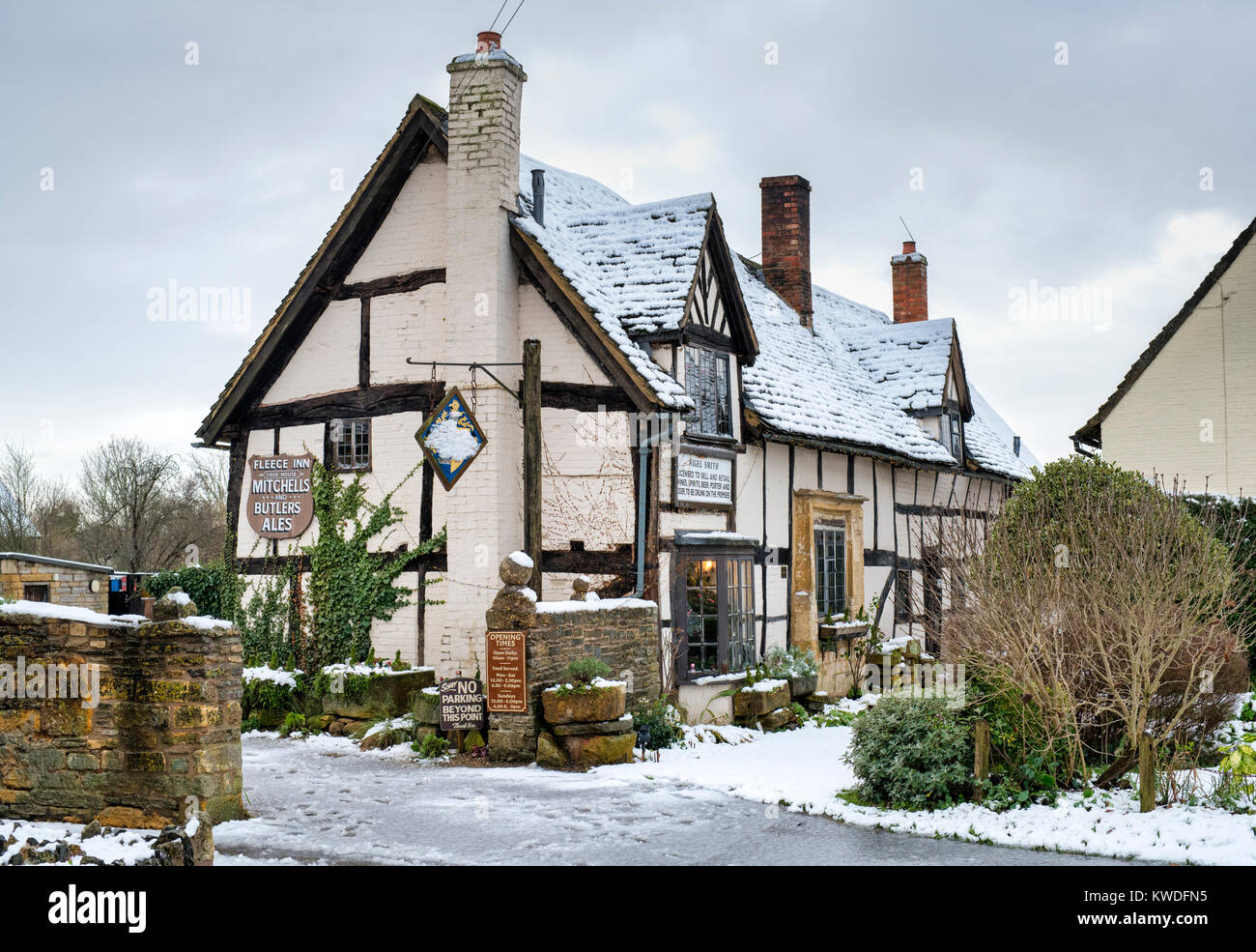 Das Fleece Inn im Schnee im Dezember. Bretforton, Worcestershire, England Stockfoto