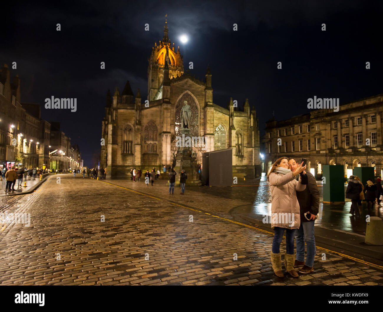 Der Mond erhebt sich über St Giles Kathedrale in Edinburghs Royal Mile. Stockfoto