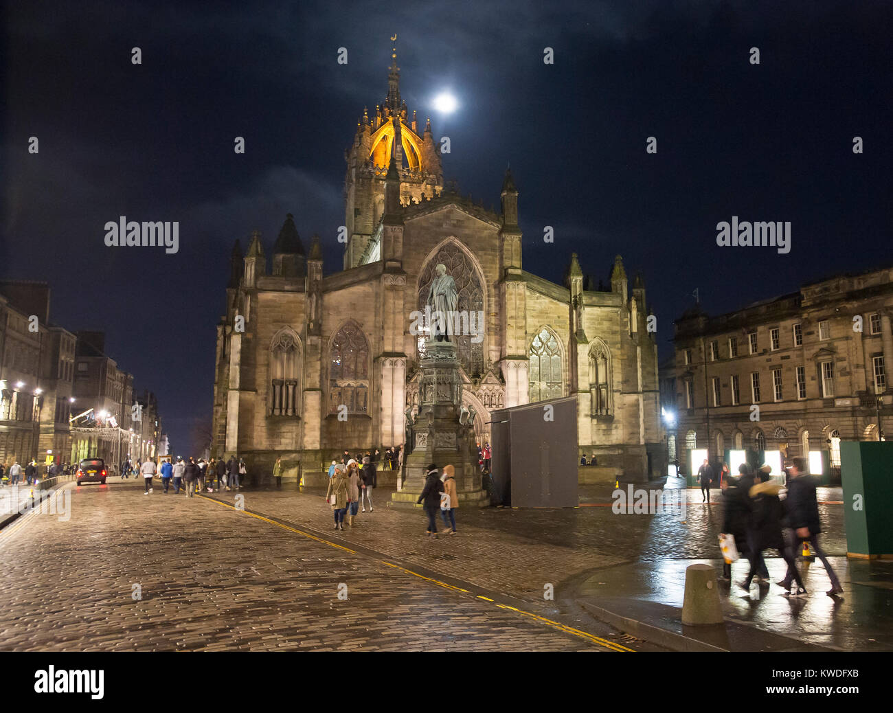 Der Mond erhebt sich über St Giles Kathedrale in Edinburghs Royal Mile. Stockfoto