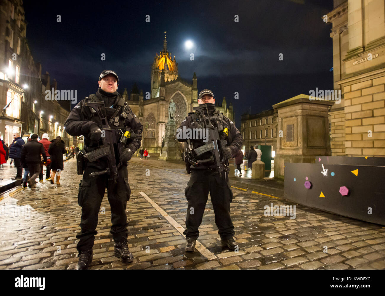 Bewaffnete Polizisten auf Streife auf der Royal Mile in Edinburgh während des neuen Jahres Feiern. Stockfoto