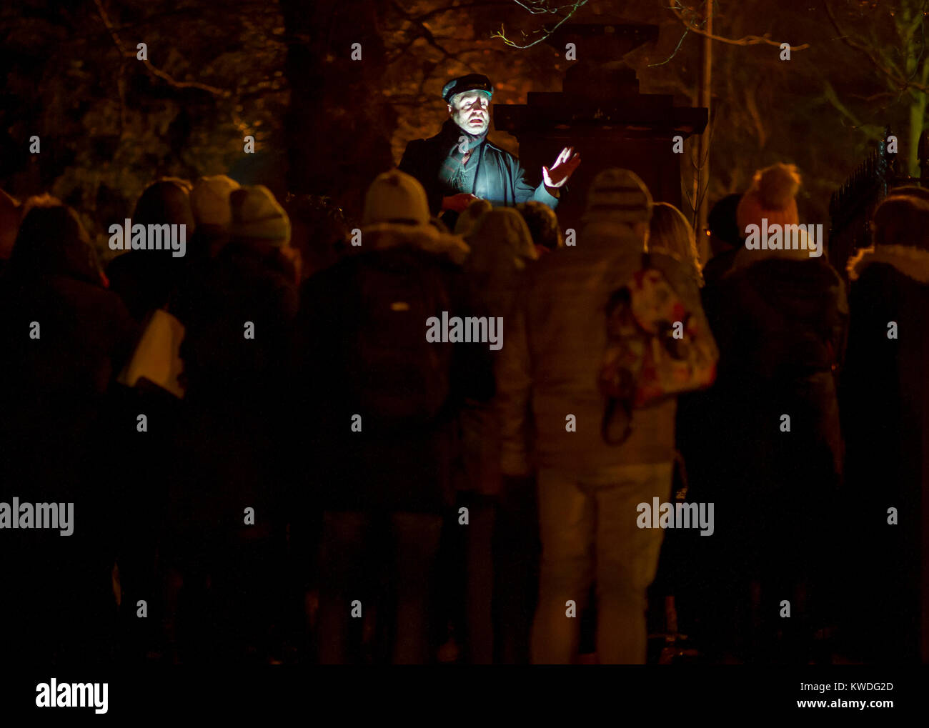 Ein Reiseleiter spricht mit einer Gruppe von Touristen in der St. Cuthbert kirchplatz in der Altstadt von Edinburgh entfernt. Stockfoto