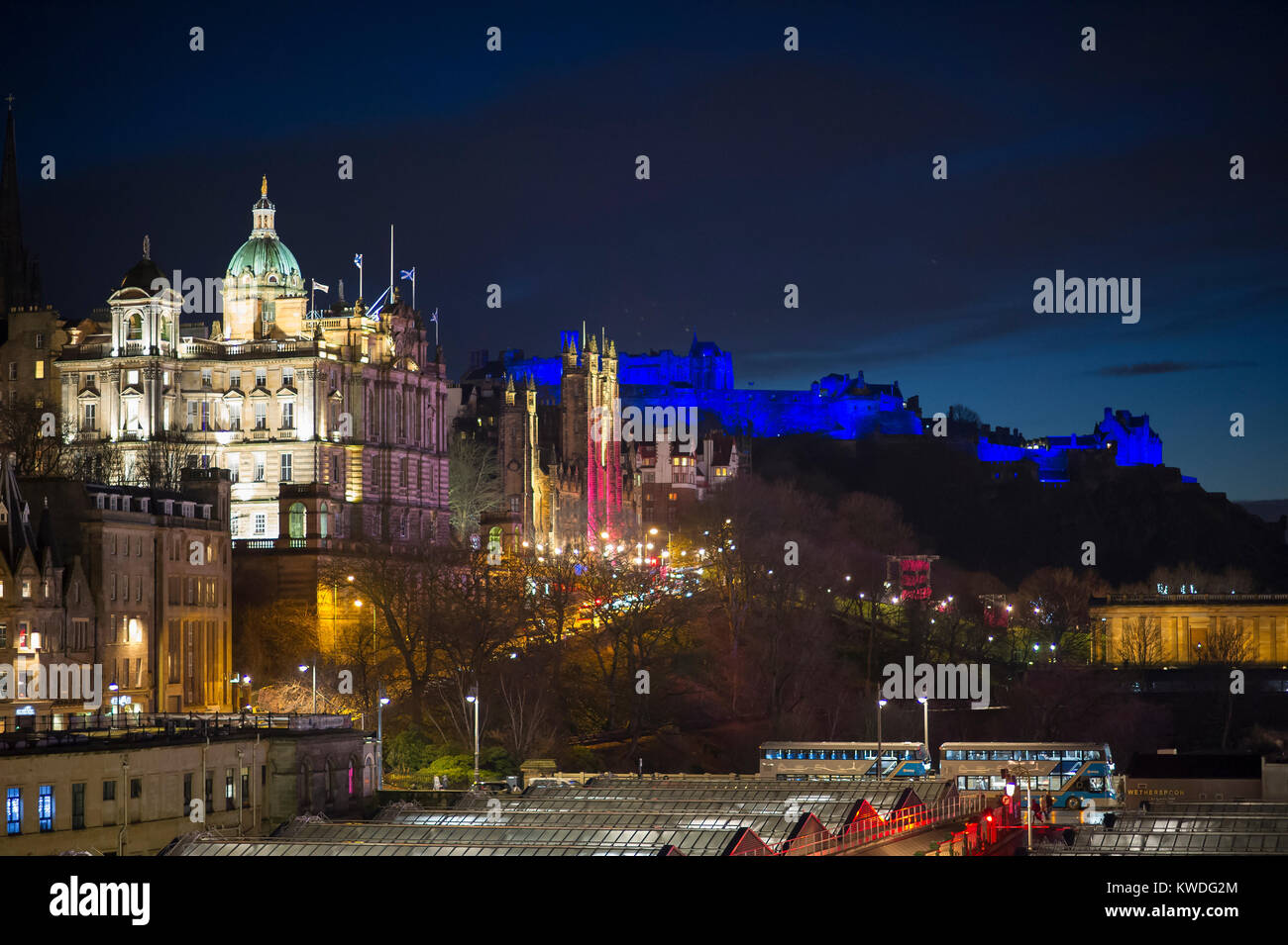 Die Bank von Schottland HQ auf dem Damm und das Edinburgh Castle in Blau beleuchtet, während das neue Jahr feiern. Stockfoto