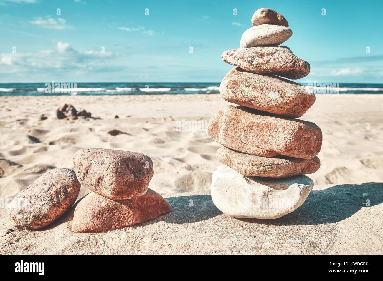 Retro getonten Bild von einem Stein Stapel an einem Strand, zen wie natürliche Hintergrund. Stockfoto
