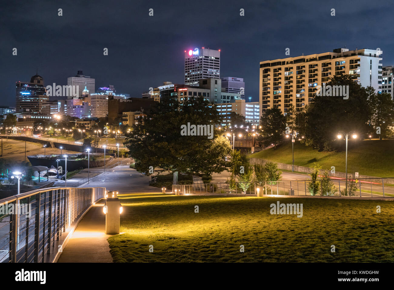 MEMPHIS, Tennessee - Oktober 10, 2017: Night Skyline von Downtown Memphis, Tennessee entlang des Mississippi River Stockfoto