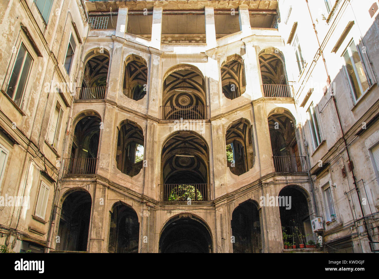 Die barocke Treppen des Palazzo Sanfelice, Neapel Italien
