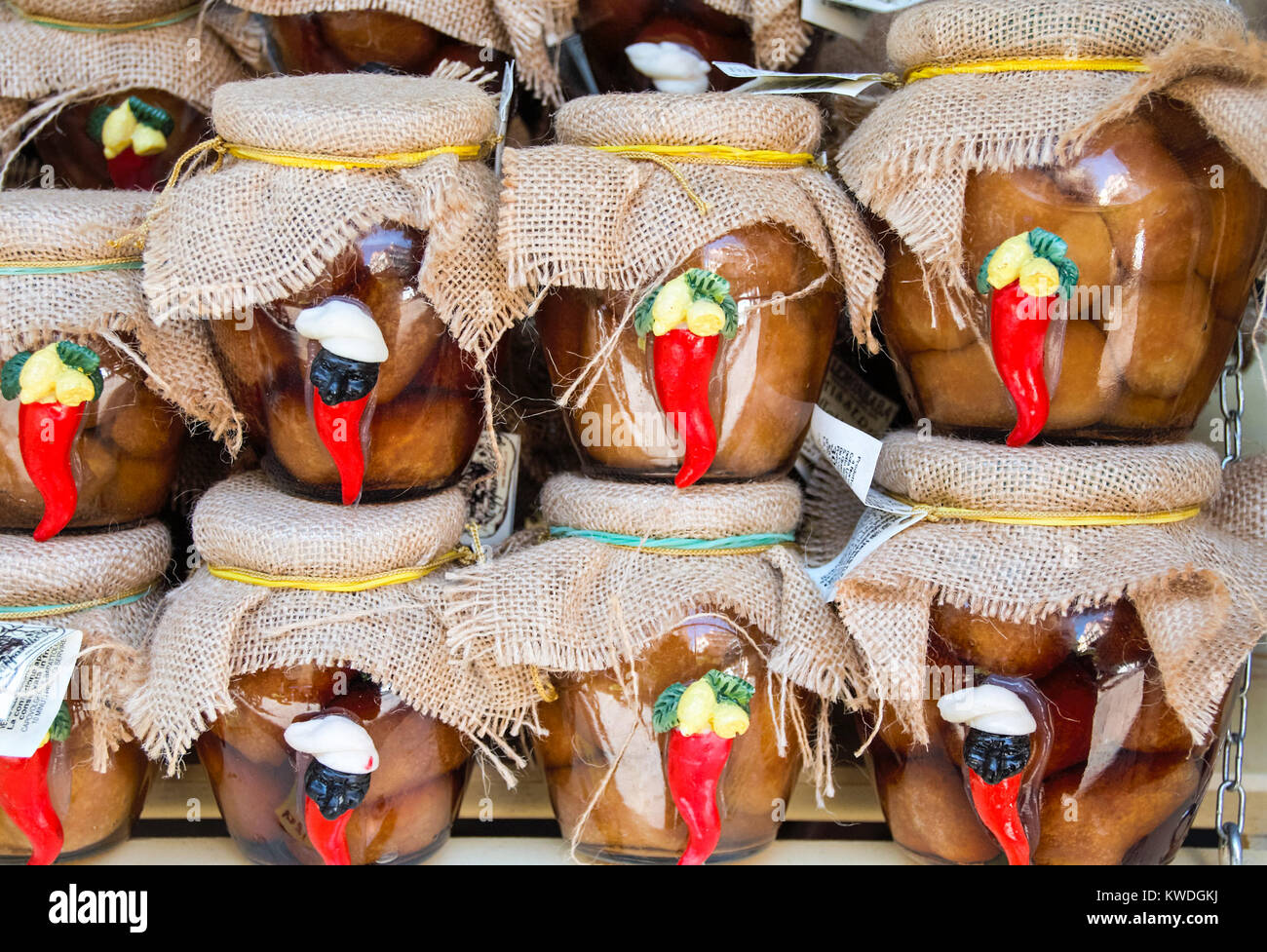 Traditionelle neapolitanische Dessert, babÃ mit Rhum, dekorative Gläser, Neapel, Italien Stockfoto