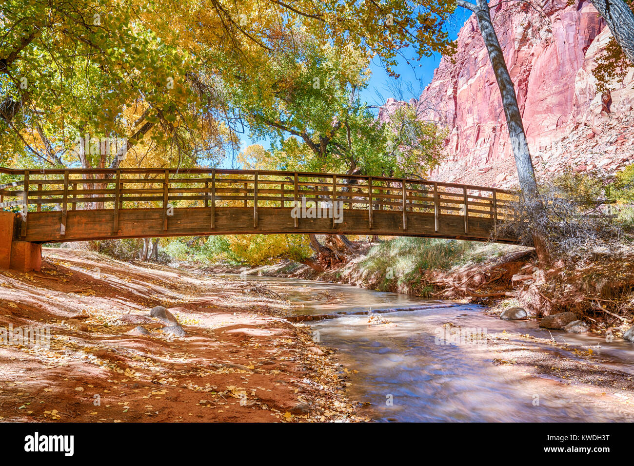 Fußgängerbrücke über den Fremont River im Capitol Reef National Park in Utah Stockfoto