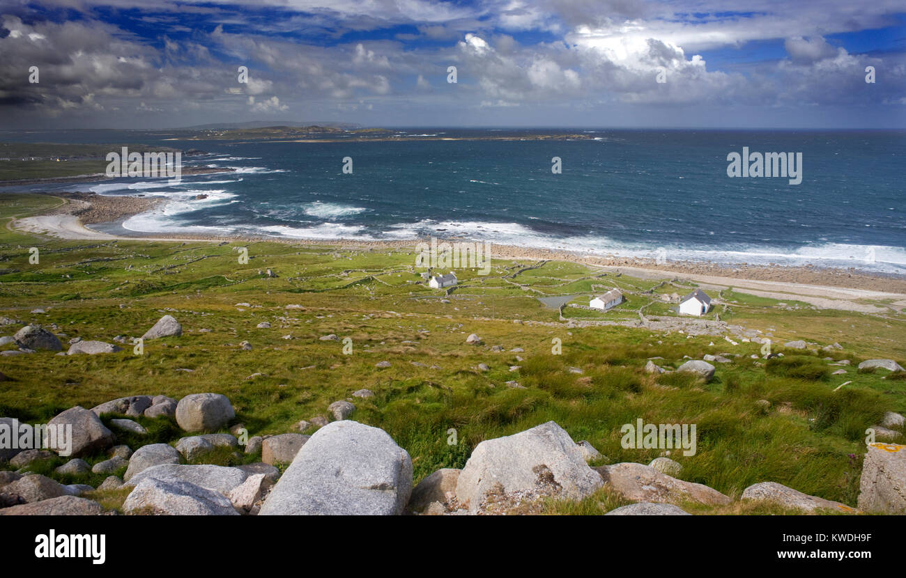 Remote Cottages auf der atlantischen Küste der Grafschaft Donegal, Irland. Stockfoto