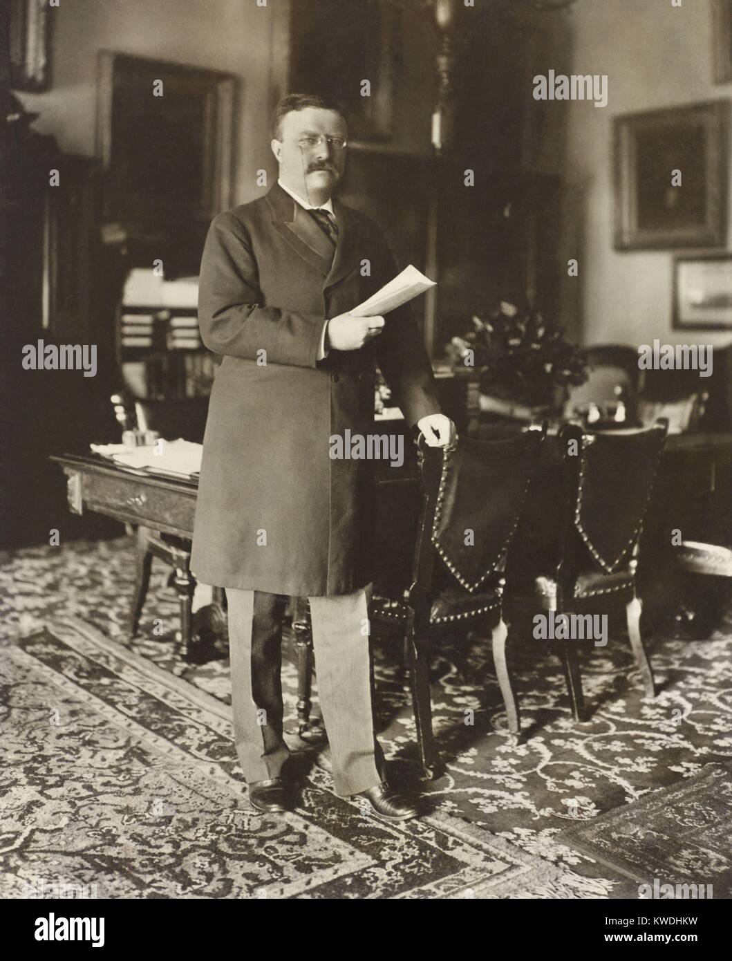 Präsident Theodore Roosevelt, 1907, Tabelle, Papier in der rechten Hand. Durch Washington, D.C., Fotograf, B.M. (Clinedinst BSLOC 2017 6 54) Stockfoto