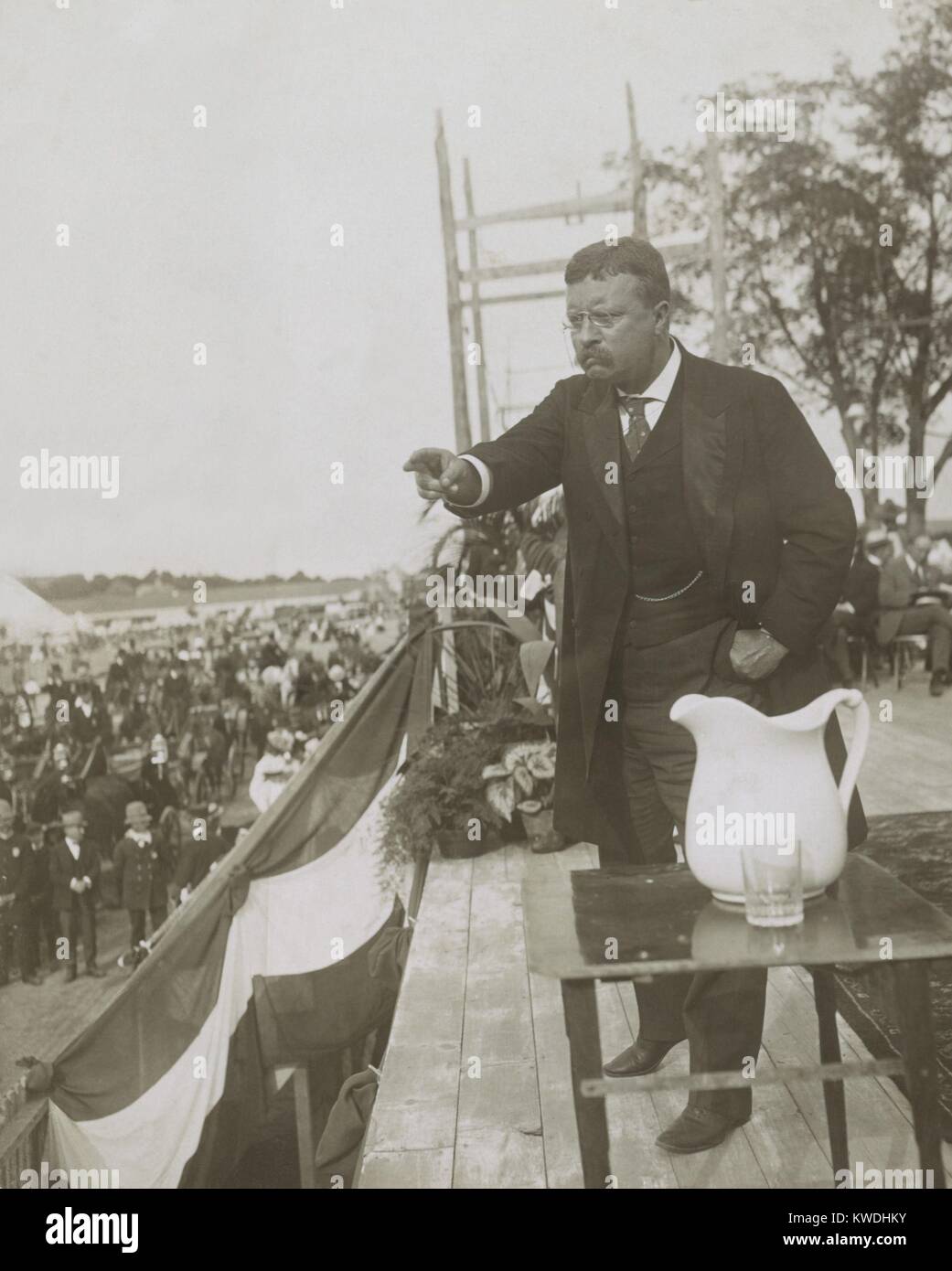 Theodore Roosevelt, eine Rede, Concord, N.H., während seiner New England Tour, 28. August 1902. Vor elektronischer Klangverstärkung, Sprechen in der Öffentlichkeit eine starke Stimme und Gesten. Das Wasser Krug auf die Lautsprecher Plattform benötigte Wasser für trockene Kehlen (BSLOC 2017 6 56) Stockfoto