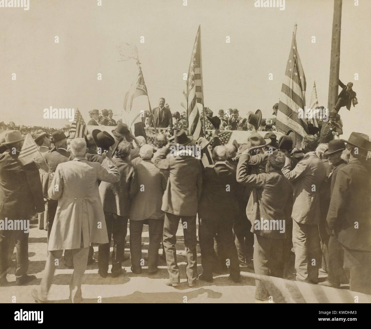 Veteranen des Bürgerkriegs durch Präsident Theodore Roosevelt. Fort Worth, Texas, USA, 8. April 1905, in seiner Rede auf der Texas and Pacific Railroad Station. Roosevelt bemerkte Veteranen der Konföderierten und Union Armeen nun Patrioten wurden von den Vereinigten Staaten (BSLOC 2017 6 59) Stockfoto