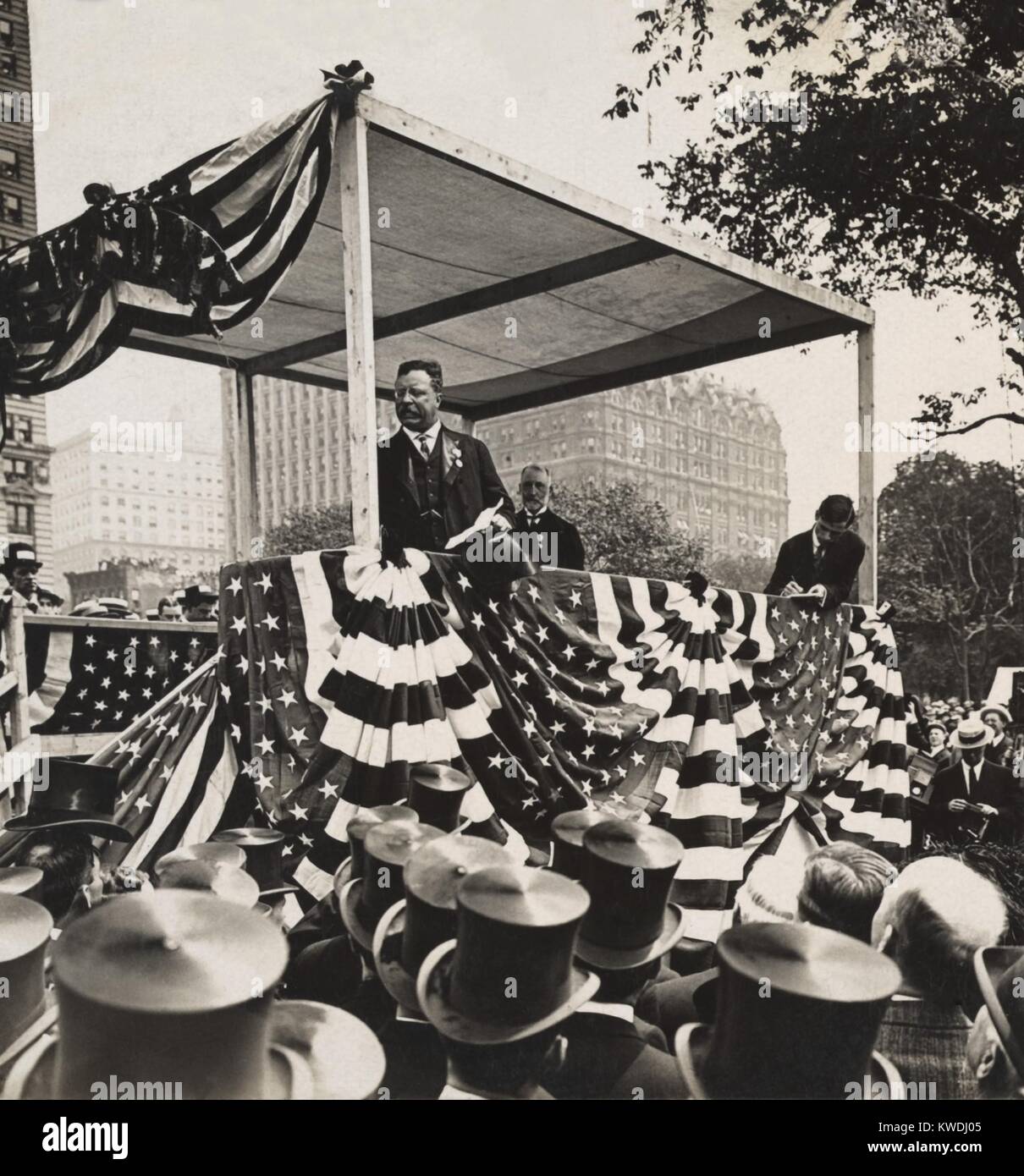 Theodore Roosevelt im Schlitten mit Bürgermeister Gaynor und Alfred Gwynne Vanderbilt, 18. Juni 1910. Die lange Parade enthalten 13 Kutschen der VIPs, 3 Marching Bands, spanisch-amerikanischen Kriegsveteranen und berittene Polizei (BSLOC 2017 8 24) Stockfoto