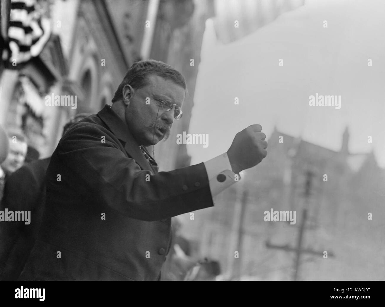 Oberst Theodore Roosevelt, sprechen in Yonkers, New York, 17. Okt. 1910. Er sprach mit einer Masse von 6000 vom Balkon des Getty House, ein Hotel (BSLOC 2017 8 38) Stockfoto