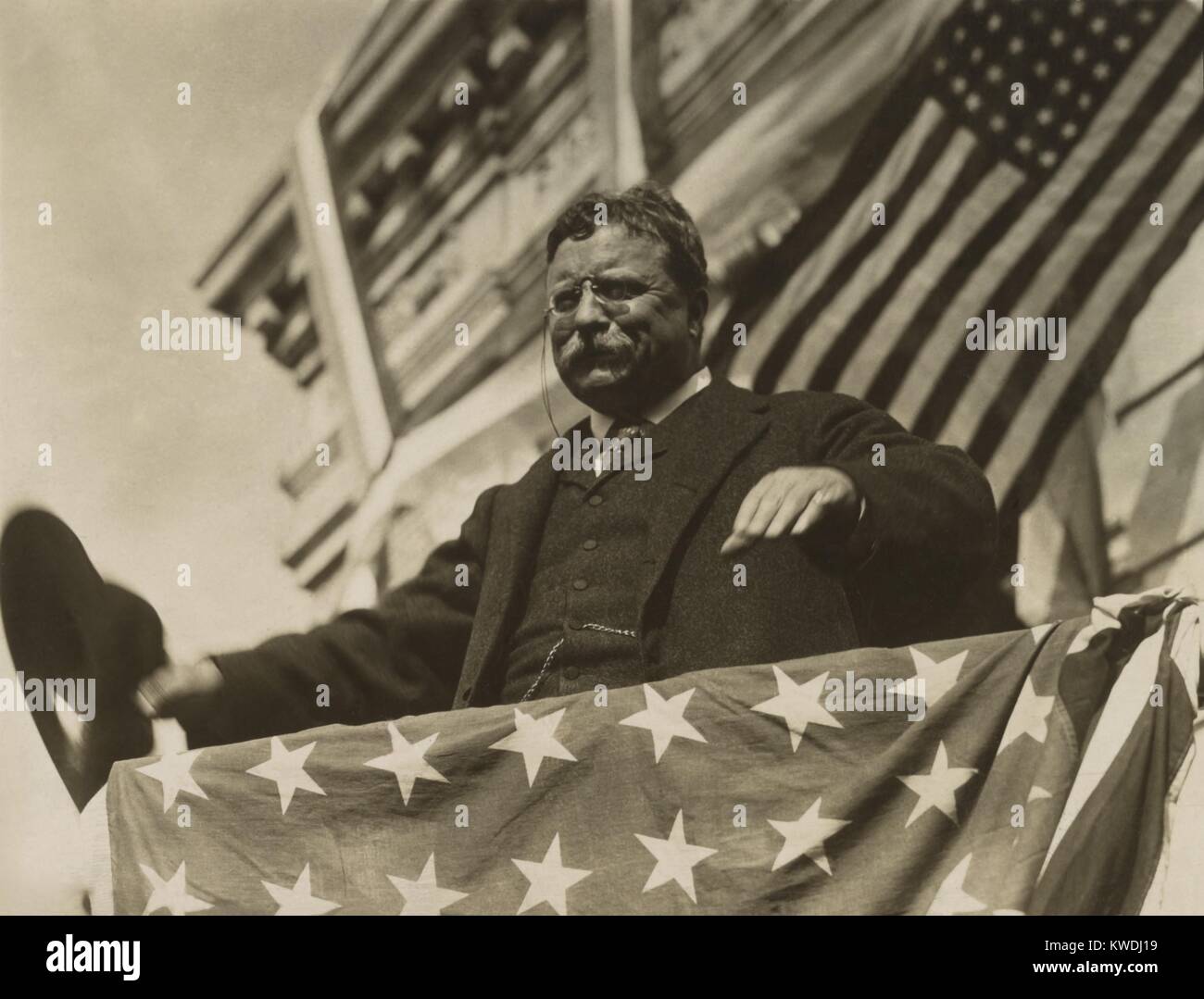Von Fahnen und wimpelketten umgeben, Theodore Roosevelt auf einem Lautsprecher Plattform. Er warb für eine dritte Amtszeit als Präsident in New Jersey, Juni oder August 1912 (BSLOC_2017_8_48) Stockfoto