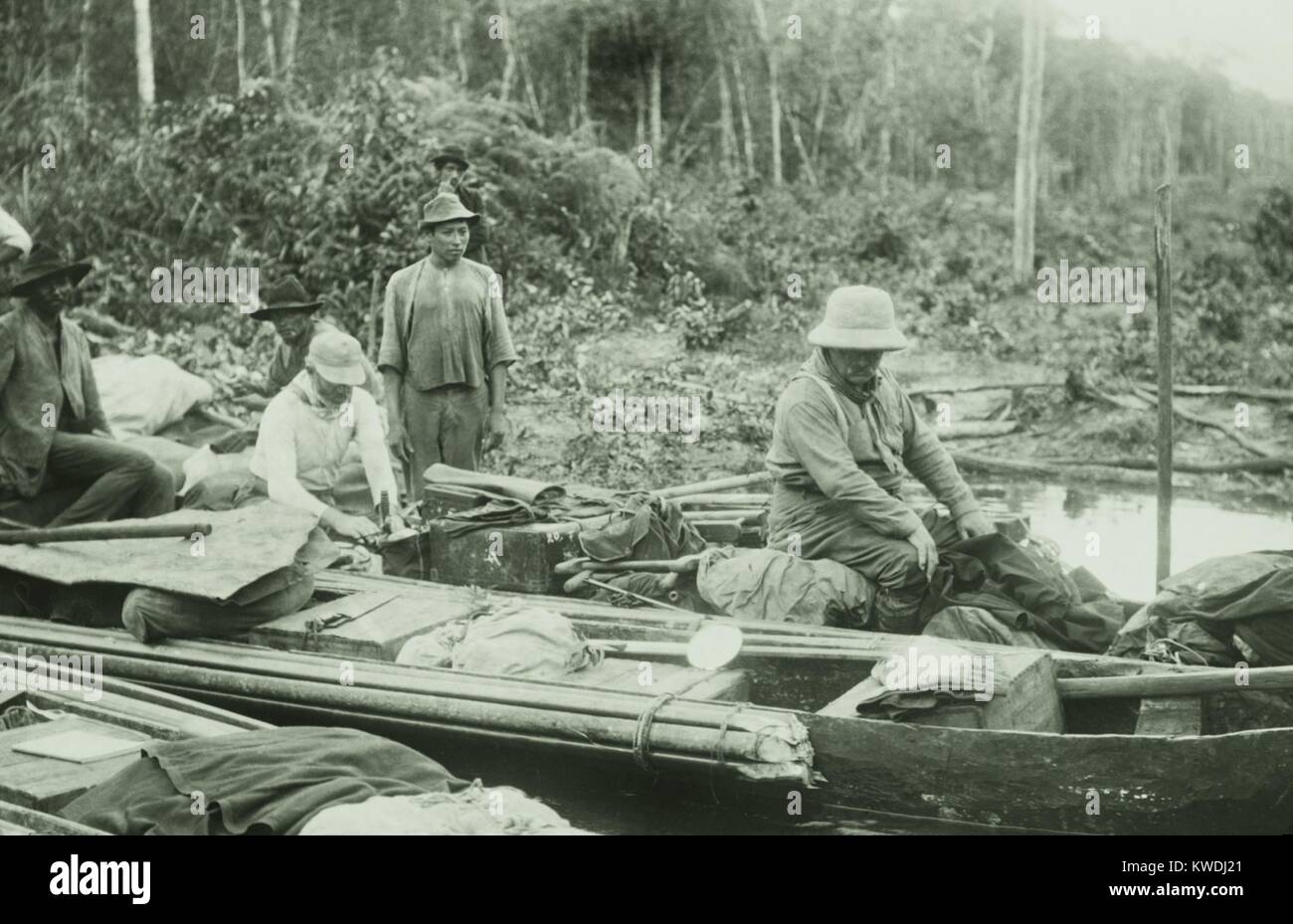 Theodore Roosevelt (rechts) in einer schwer beladenen Einbaum, Feb 27, 1914. Die Roosevelt-Rondon Expedition würde die Duvida Fluß, der in die Entdecker Ziel gefüttert herab, und der Fluss der Zweifel (BSLOC 2017 8 61) Stockfoto