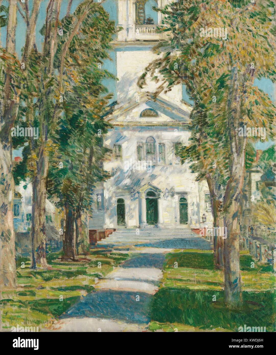 Die KIRCHE IN GLOUCESTER, von Childe Hassam, 1918, Amerikanische Malerei, Öl auf Leinwand. Universalistische Gemeindehaus in Gloucester, Massachusetts, durch eine Allee von amerikanischen Elms eingerahmt. Im Jahre 1806 eingeweiht, war berühmt für seine Glocke, die in Paul Revere's Gießerei (BSLOC 2017 9 24 geworfen wurde) Stockfoto