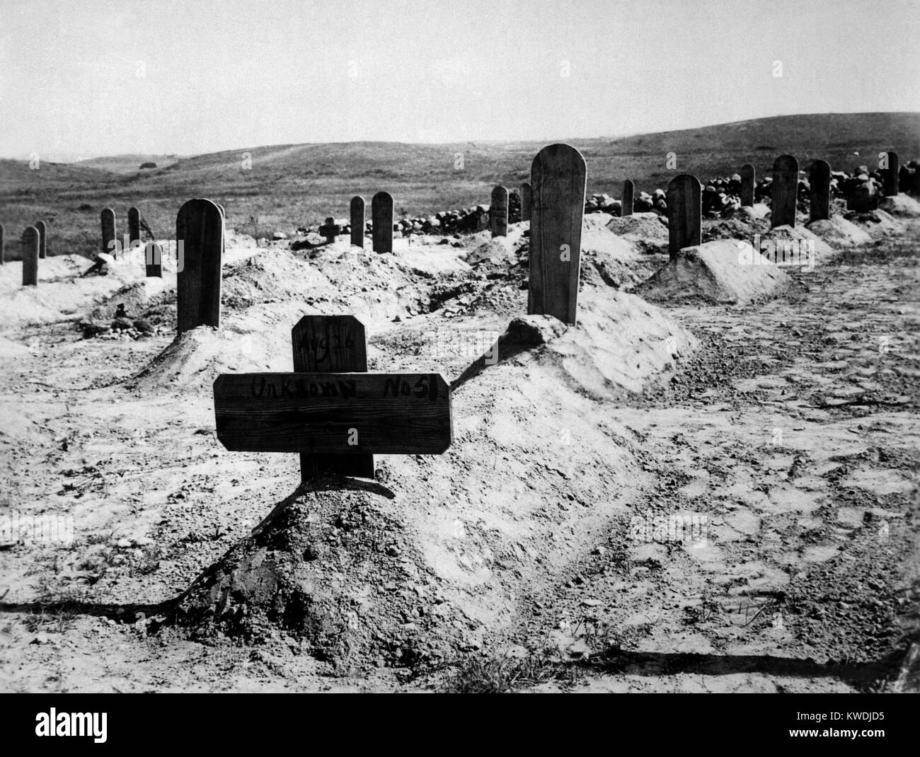 Die amerikanischen Soldaten, die Gräber in Kuba, C. 1898. Von Mai 1898 bis April 1899, die US-Streitkräfte erfahrene 968 Schlacht opfern und 5,438 Todesfälle von Krankheit in der spanisch-amerikanische Krieg (BSLOC 2017 10 60) Stockfoto
