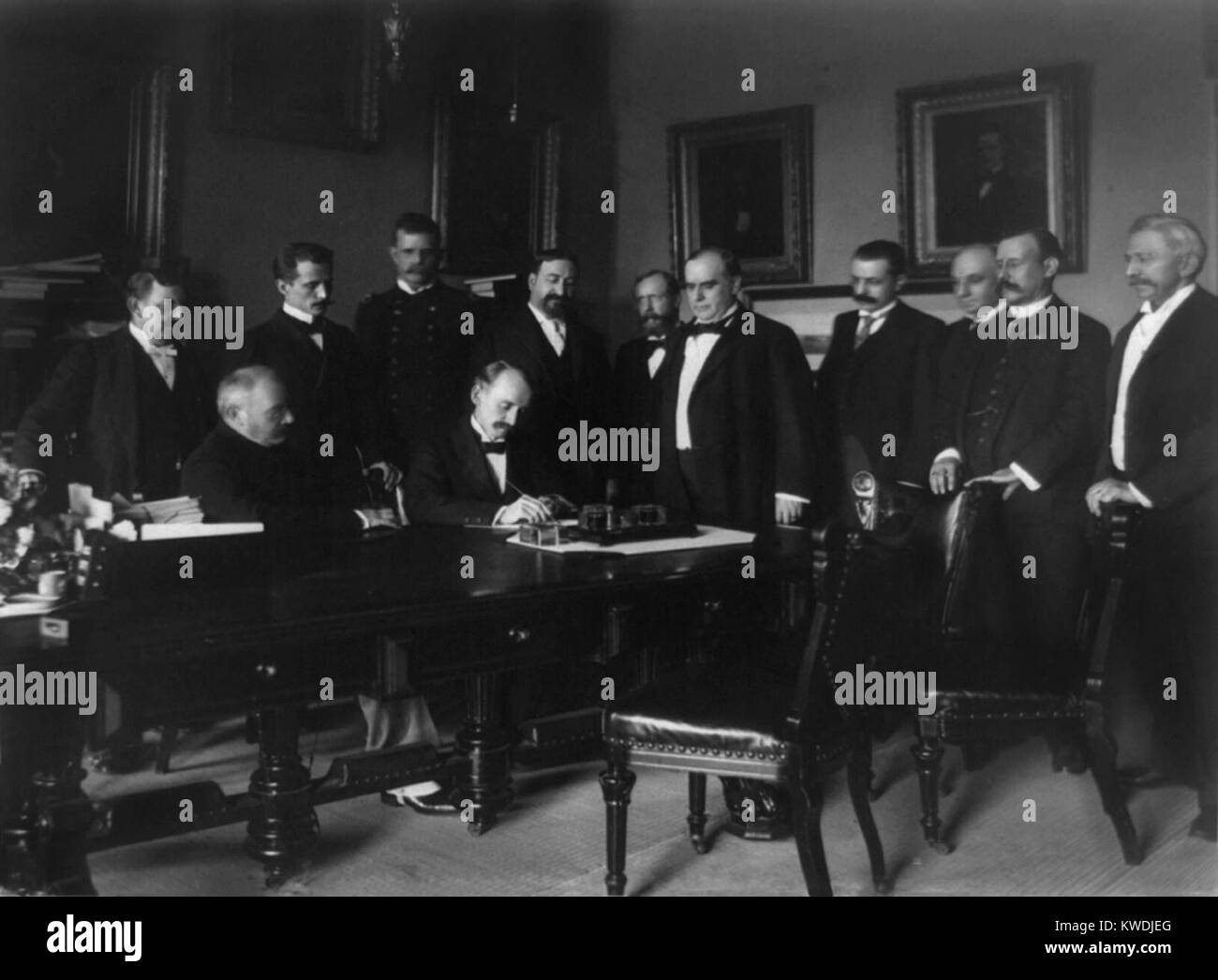 William R. Tag Unterzeichnung des Friedens Protokoll des Spanisch-Amerikanischen Krieges, am 12.08.1898. Präsident William McKinley steht 5. von rechts im Schaltschrank, White House, Washington, D.C. (BSLOC 2017 10 88) Stockfoto
