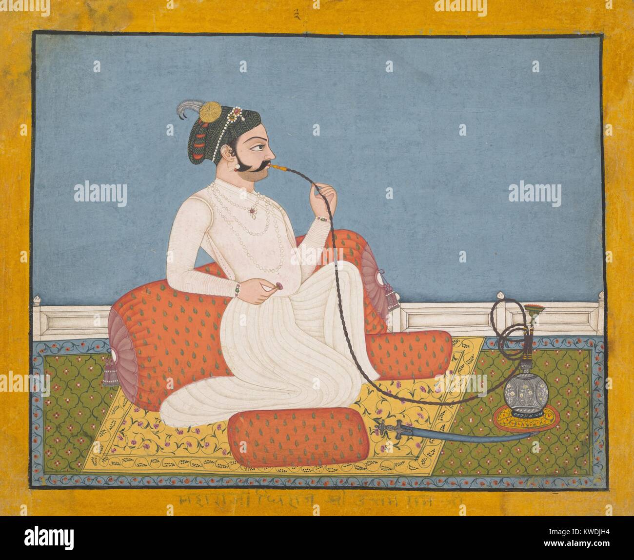 PORTRAIT von THAKUR UTHAM RAM, 1750-60 s, Indische Malerei, Tinte, opak Aquarell, Silber auf Papier. Ein Mann der Rajput Elite, lässt auf ein Kissen und raucht eine Shisha in einem Innenraum mit Teppichen (BSLOC 2017 16 24) Stockfoto