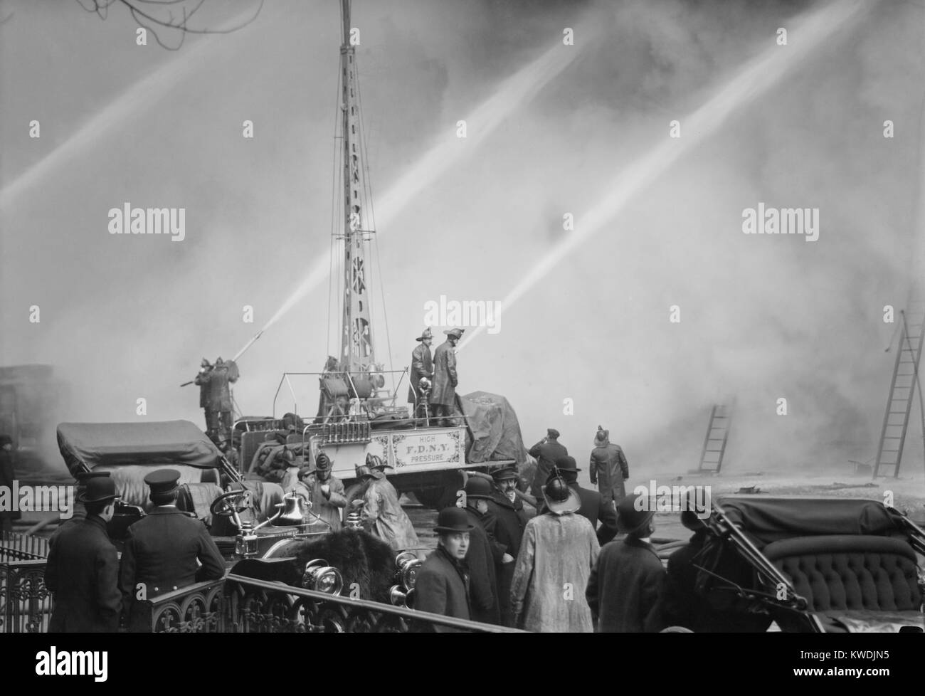 Feuerwehr spritzen drei Streams von hohem Druck Wasser in ein Feuer an der 14th St., NEW YORK, Dez. 1909 (BSLOC 2017 17 102) Stockfoto