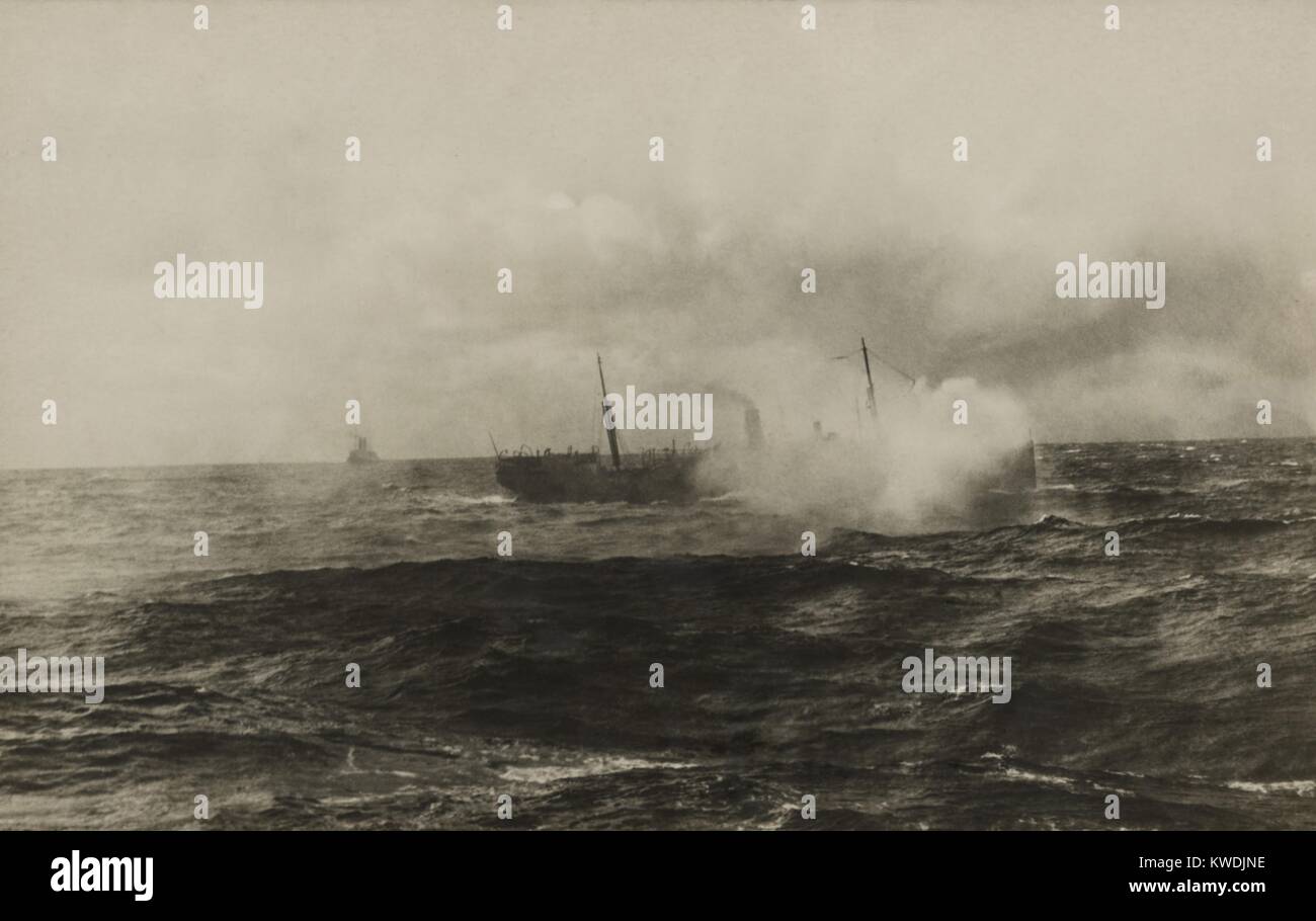 Die brennenden SS VOLTURNO, ein Passagier Schiff von Rotterdam nach New York City. Das Foto wurde aus einer der 11 Schiffe der Reaktion auf Ihr SOS Oktober 9, 1913. 521 Passagiere und Besatzungsmitglieder konnten gerettet werden. 136 Frauen und Kinder, die Ersten, die das Schiff in Rettungsbooten zu verlassen, wurden zertrümmert oder in die raue See (BSLOC 2017 17 108) überschwemmt Stockfoto