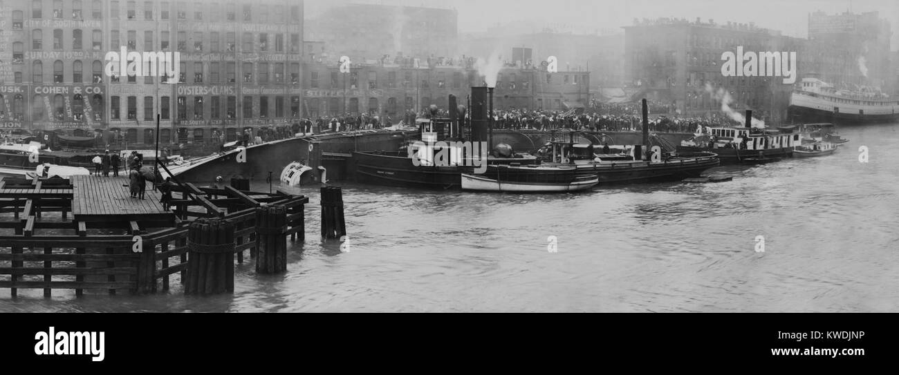 SS EASTLAND umgeworfen in Chicago River, 24. Juli 1915. 844 Passagiere und Besatzungsmitglieder kamen ums Leben, wenn die top-heavy Schiff, vollständig auf die Seite gerollt, wenn Passagiere seiner Backbordseite überfüllt. Es war der größte Verlust des Lebens aus einem Schiffbruch auf den Großen Seen (BSLOC 2017 17 113) Stockfoto