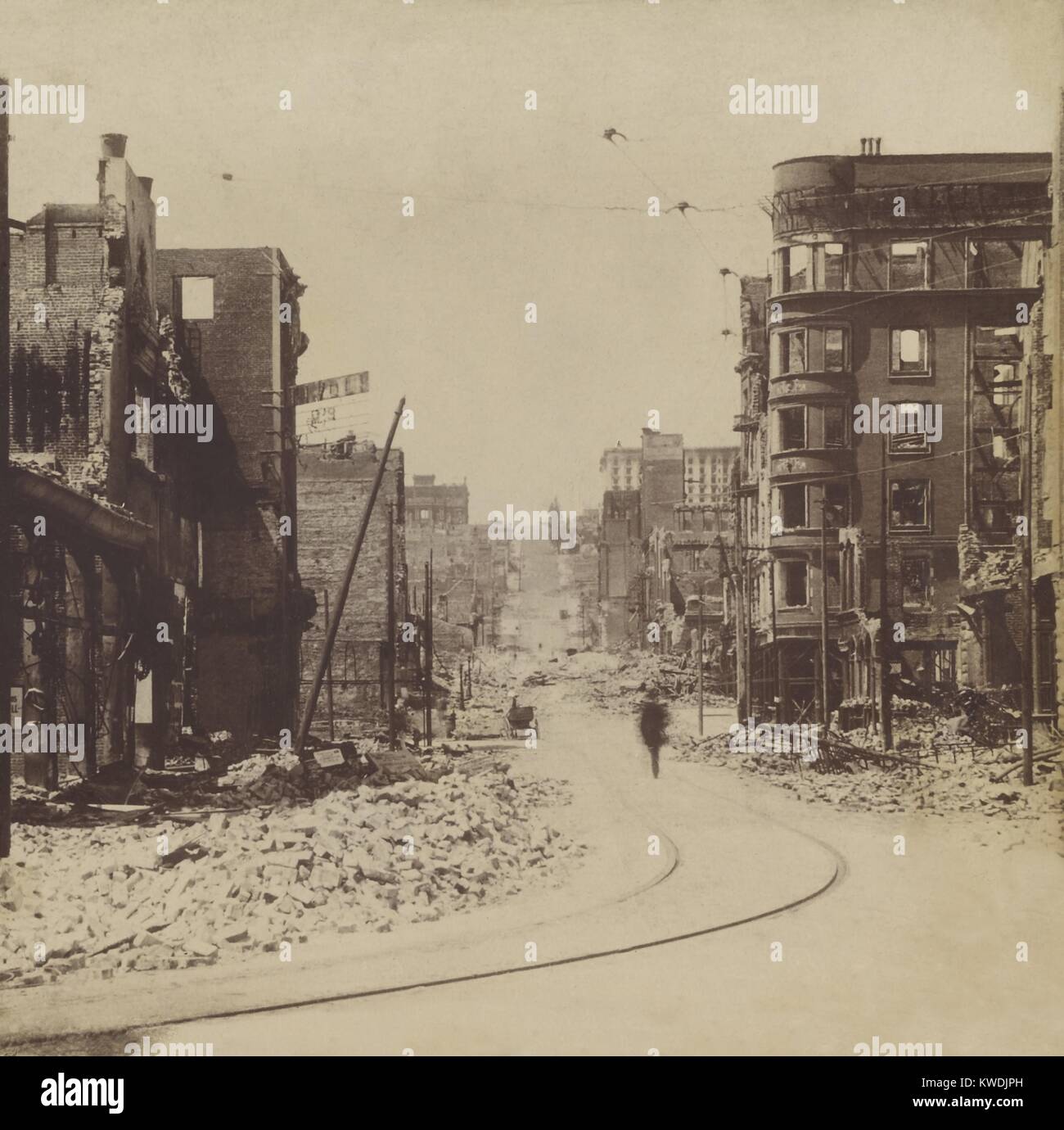 Ein Mann geht auf Mason St. Nach dem April 18, 1906, San Francisco Erdbeben und Feuer. Das Foto von der Market St. zeigt Trümmer von zerstörten und beschädigten Gebäude (BSLOC 2017 17 24) Stockfoto