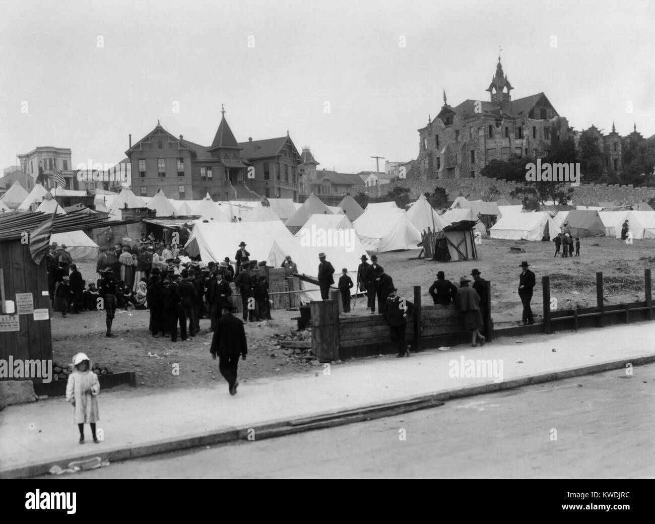 Flüchtlingslager in der Nähe von Haight Street und Central Avenue für die Opfer der Erdbeben San Francisco 1906. Es wurde gegründet und wird von der US-Armee verwaltet (BSLOC 2017 17 40) Stockfoto