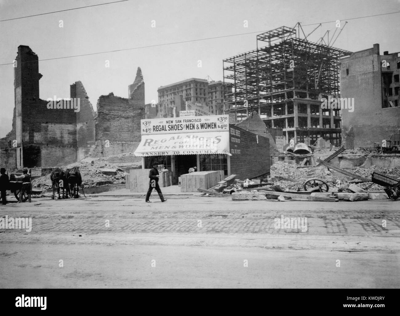 Ein neues Schuhgeschäft auf 822 Market St. ist offen für Unternehmen in San Francisco im Jahr 1906. Im Hintergrund ein stahlrahmen Gebäude ist im Bau inmitten der Ruinen aus dem 18. April 1906 San Francisco Erdbeben (BSLOC 2017 17 50) Stockfoto