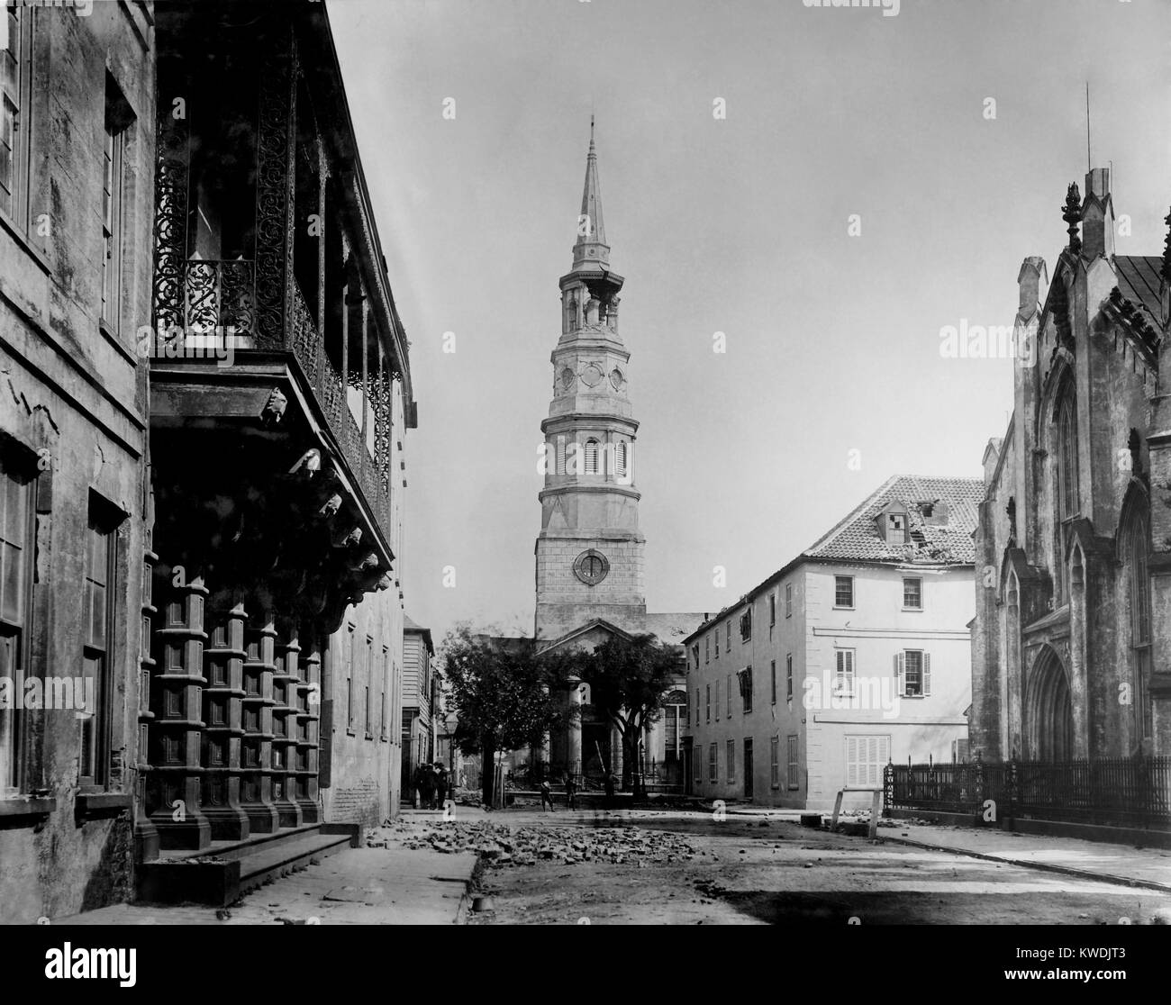St. Philips Kirchturm durch Charleston Erdbeben vom 31. August 1886 beschädigt. Es war die meisten zerstörerischen Erdbeben überhaupt im Osten der Vereinigten Staaten aufgenommen, messen 6,9 - 7,3 auf der Richterskala. Foto von John K. Hillers (BSLOC 2017 17 54) Stockfoto