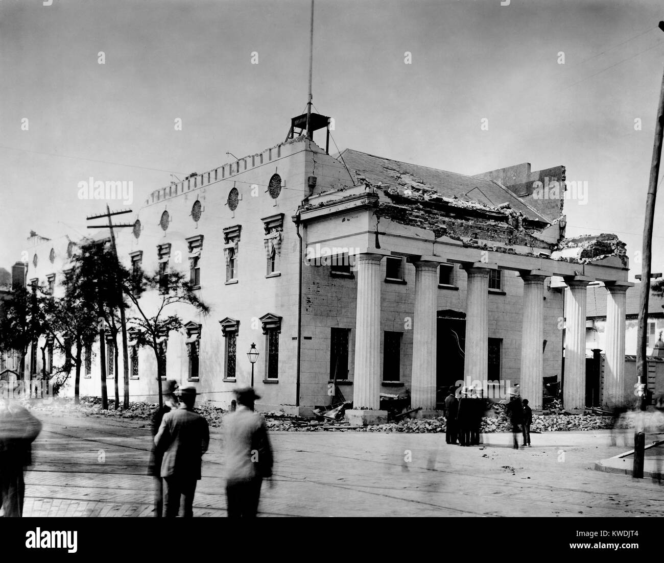 Die alte Hauptwache wurde von Charleston Erdbeben vom 31. August 1886 beschädigt. Die obere Wände, portico und Bewältigungsstrategien erlitten Hubraum. Foto von John K. Hillers (BSLOC 2017 17 55) Stockfoto