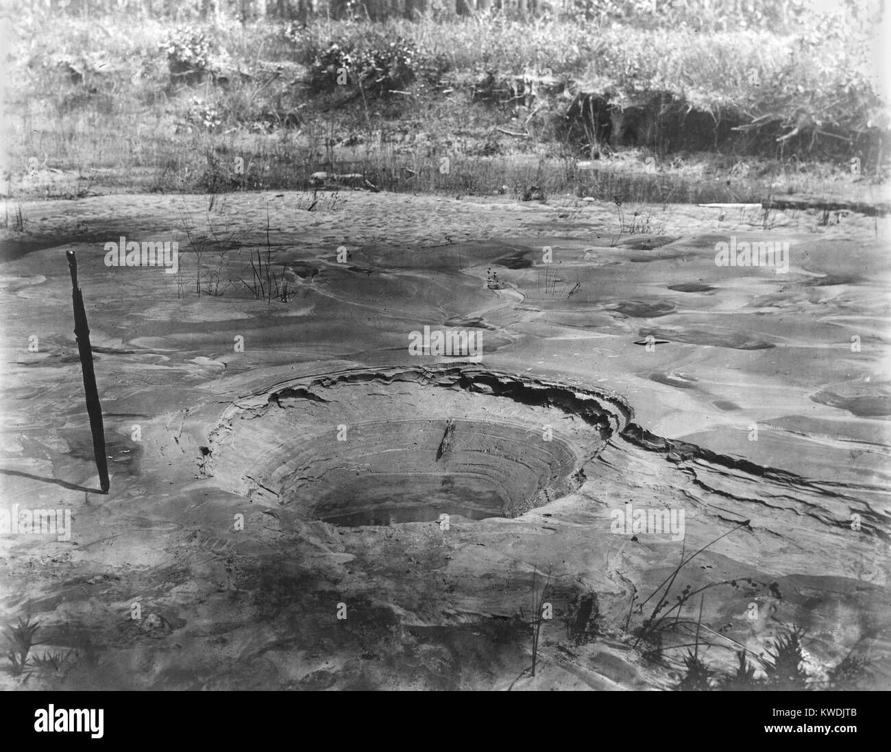 Craterlet eines sand Kochen während der Charleston Erdbeben gebildet, 31. August 1886. Es wurde von Boden Verflüssigung auf Ten Mile Hill verursacht. Foto von John K. Hillers (BSLOC 2017 17 60) Stockfoto