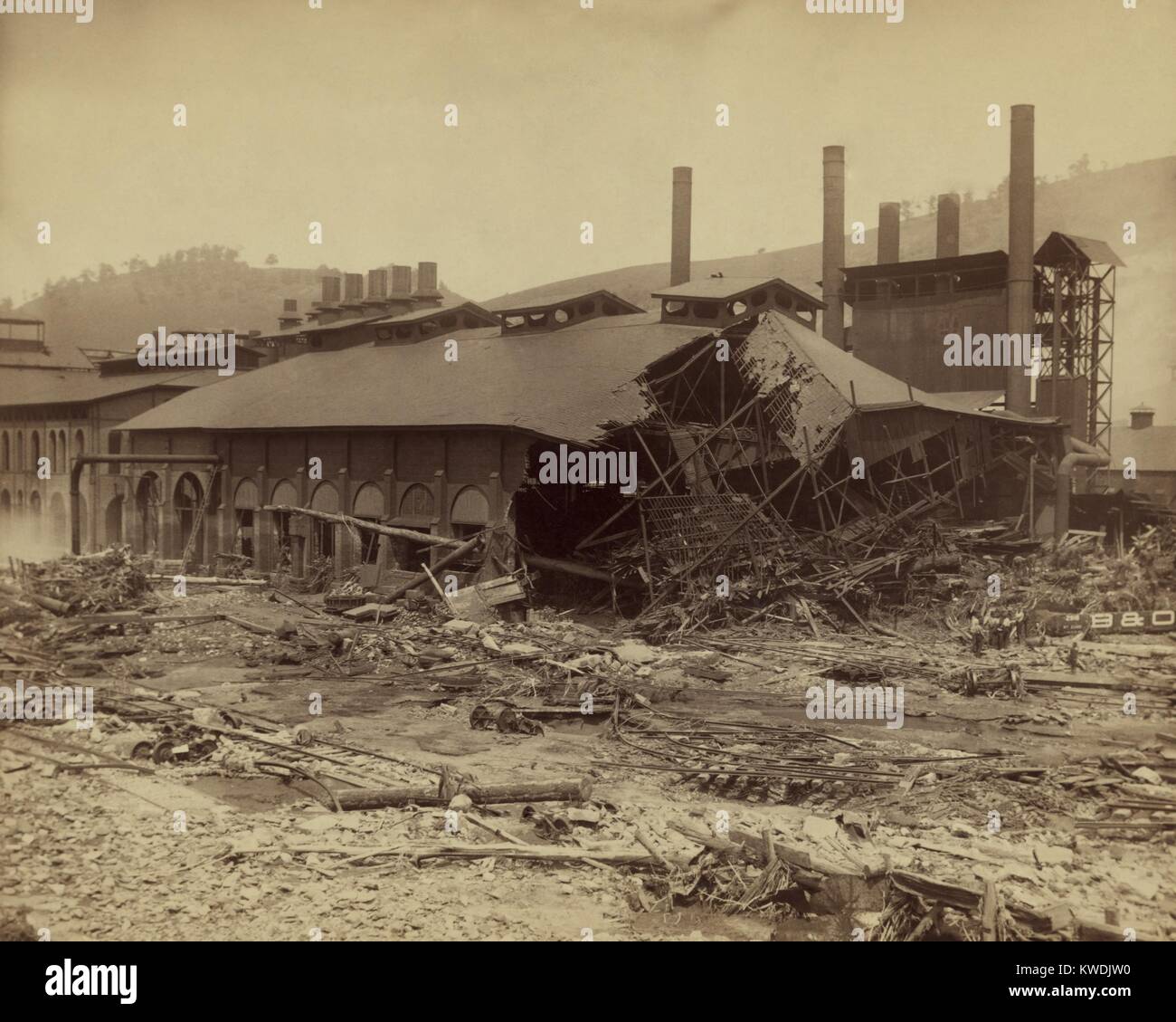 Ruinen von Cambria Bügeleisen Mühlen nach dem Johnstown Flood vom 31. Mai 1889. Die companys viele Einrichtungen, die sich etwa 12 Meilen entlang der Conemaugh River Valley, und war einer der wichtigsten aus dem 19. Jahrhundert industrielle Hersteller von Eisen und Stahl (BSLOC 2017 17 72) Stockfoto