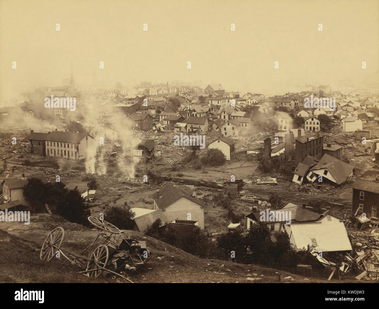 Allgemeine Ansicht von Johnstown von hohen Boden nach der Flut von 31. Mai 1889. Von Pferden gezogene Wagen und Männer arbeiten in der zentralen Mitte Boden, vielleicht erholt sich der Körper (BSLOC 2017 17 74) Stockfoto